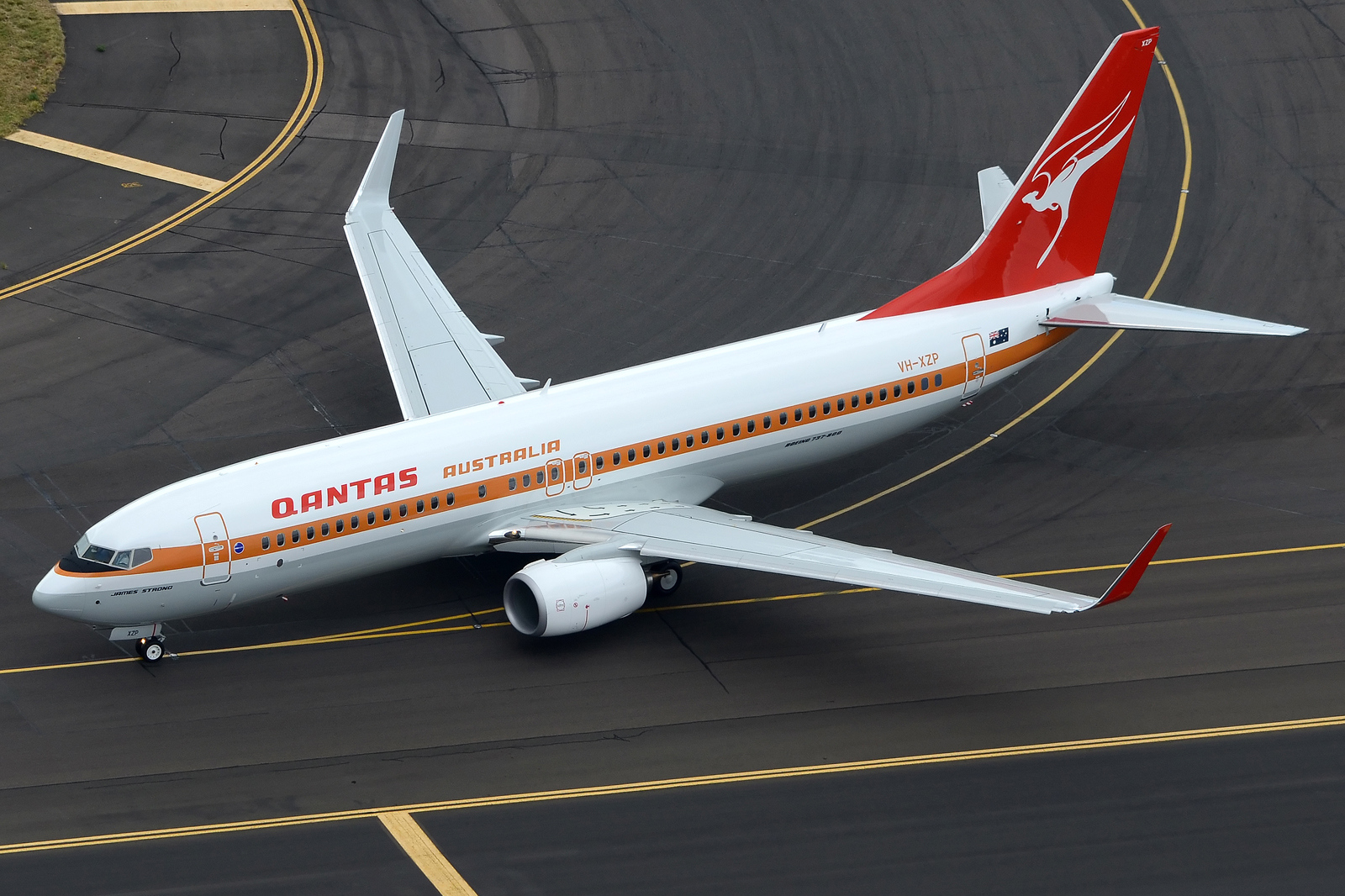 Qantas_Boeing_737-800_(VH-XZP)_retrojet
